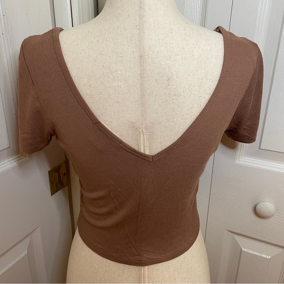 Fashion Nova “Victoria” v-neck crop top - Picture 5 of 6